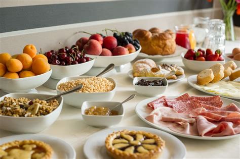 Un'immagine che rappresenta la ricca colazione a buffet offerta dall'hotel.