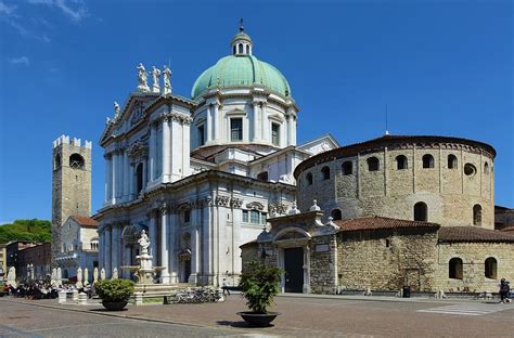 Foto esterna del Duomo Nuovo di Brescia con enfasi sulla cupola