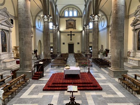 Foto interna del Duomo di Cividale del Friuli con l'altare