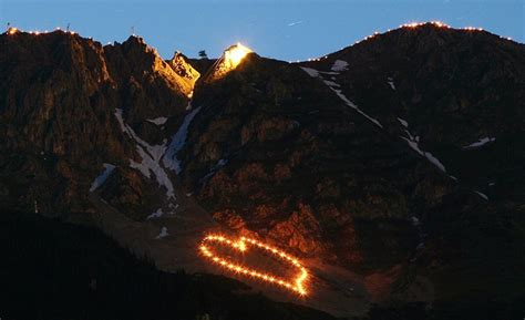 Fuochi del Sacro Cuore accesi su una montagna del Trentino