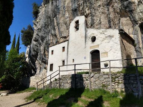Foto dell'Eremo di San Marco Evangelista incastonato nella roccia