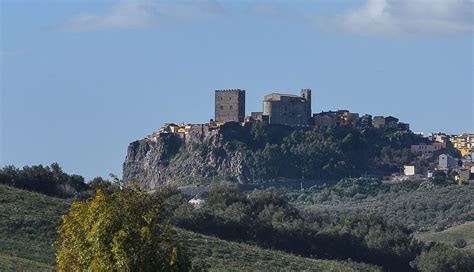 Torre normanna di Motta Sant'Anastasia vista dall'alto