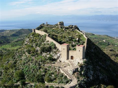 Vista panoramica del Castello di Motta San Niceto sul paesaggio collinare