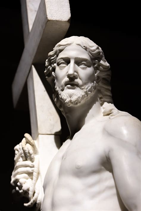 Foto ravvicinata del volto del Cristo Portacroce della Minerva, mostrando dettagli anatomici e l'espressione