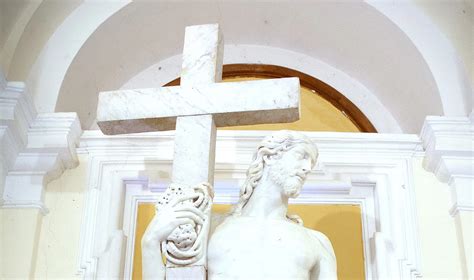 Foto del Cristo Portacroce di Bassano Romano, mostrando il panneggio e la scarpetta metallica sul piede
