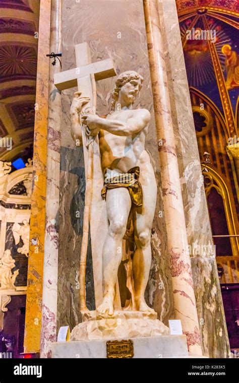 Foto del Cristo Redentore di Michelangelo nella Basilica di Santa Maria sopra Minerva, mettendo in risalto la croce