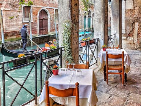 Tavolate con piatti tipici veneziani lungo le rive della Giudecca