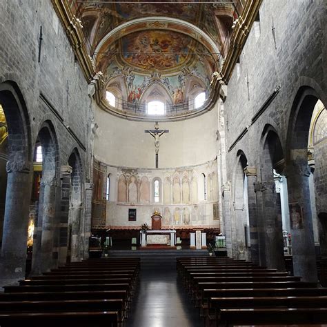 Facciata neoclassica della Cattedrale di San Michele Arcangelo