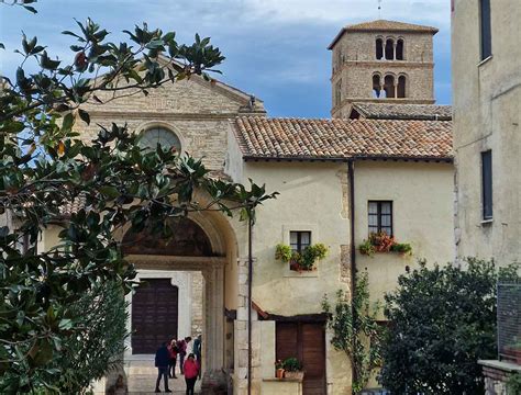 Foto aerea dell'Abbazia di Farfa, mostrando la sua architettura e il borgo circostante