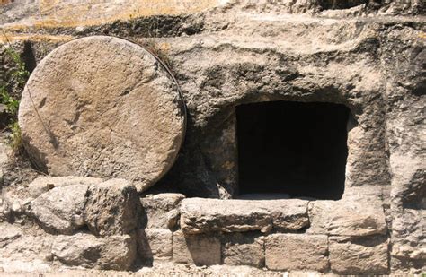Immagine del sepolcro vuoto con la pietra rotolata