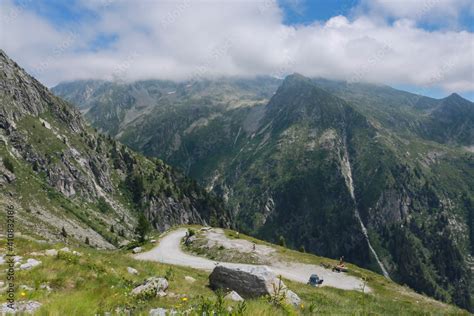 Sentiero alpino con vista panoramica sulle montagne