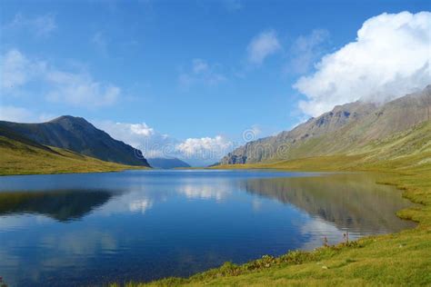 Lago alpino con riflessi delle montagne circostanti (Lago Nero)