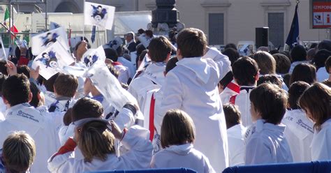 Schema che illustra le tappe del processo di canonizzazione: Servo di Dio, Venerabile, Beato, Santo.