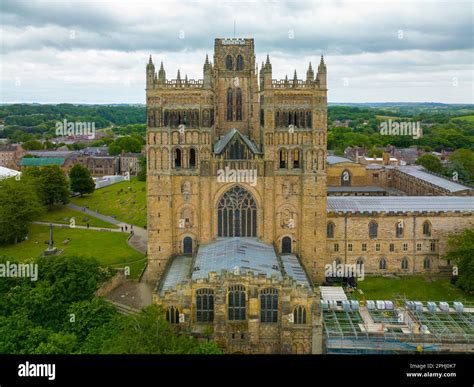 Veduta esterna della Cattedrale di Durham, maestosa struttura in pietra sul fiume Wear, patrimonio UNESCO