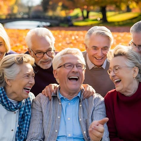 Foto di un gruppo di anziani che passeggiano o si rilassano nel giardino privato della Residenza Sacro Cuore.