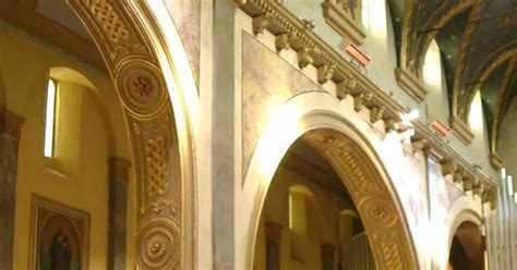 Foto: pannelli radianti SIABS discretamente integrati nell'architettura di una chiesa