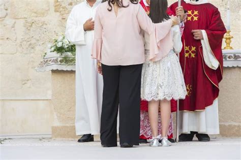 raffigurazione di un battesimo o una cresima senza padrini e madrine