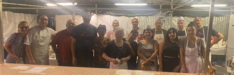 Infografica o foto che ritrae una comunità parrocchiale in festa durante un momento di accoglienza iniziale