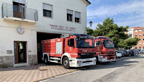 Foto d'archivio che ritrae il piazzale della caserma dei Vigili del Fuoco di Pergine animato dai visitatori e dai mezzi schierati.
