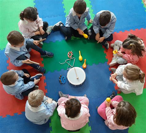 bambini che partecipano ad attività ludiche in un centro estivo parrocchiale