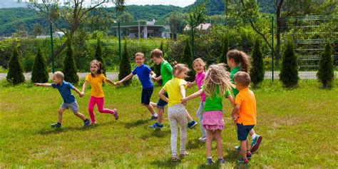 gruppo di bambini che gioca all'aperto durante un centro estivo