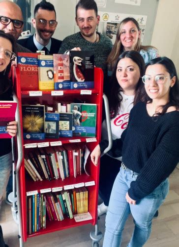 volontari che organizzano libri in una biblioteca ospedaliera