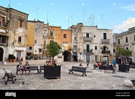vista aerea di Piazza Federico di Svevia con auto parcheggiate sui marciapiedi