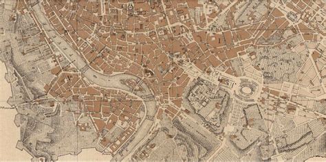 scorcio di una via storica di Roma con edifici antichi e marciapiedi pedonalizzati