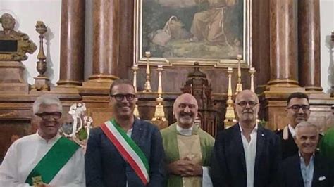 Foto dei fedeli che accolgono il nuovo parroco