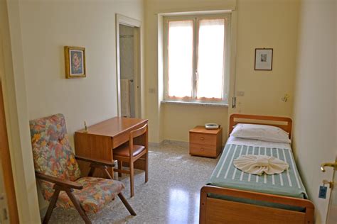 Foto di un'area comune in una residenza gestita da suore con spazi per lo studio e la socializzazione