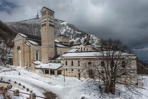 Vista panoramica del Santuario di Montevergine circondato da montagne verdi