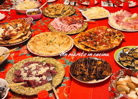Foto di una tavola imbandita con dolci tipici e piccoli regali per una celebrazione di onomastico.