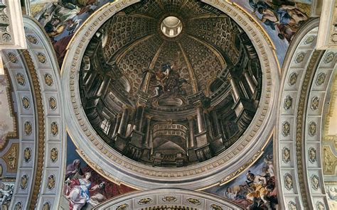 Vista della cupola e del presbiterio dall'interno