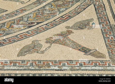 Frammento di mosaico geometrico dalla fase romana