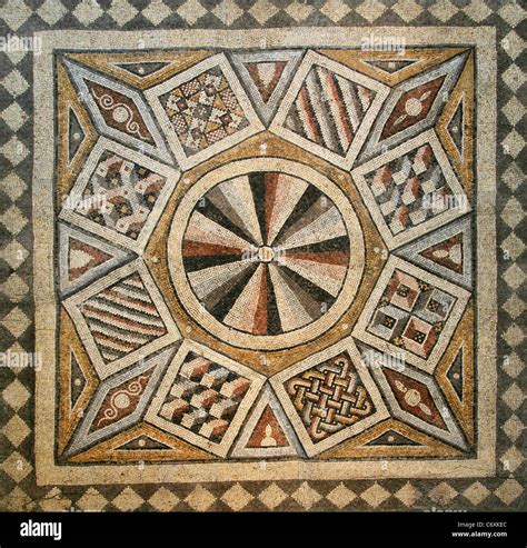 Mosaico pavimentale con motivi marini e geometrici dal succorpo