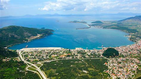 Vista panoramica del porto di Igoumenitsa con traghetti in attracco