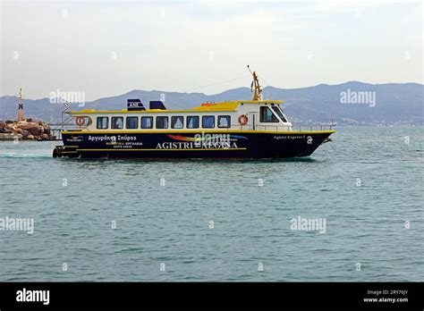 Illustrazione stilizzata di un traghetto che naviga nel Mar Ionio