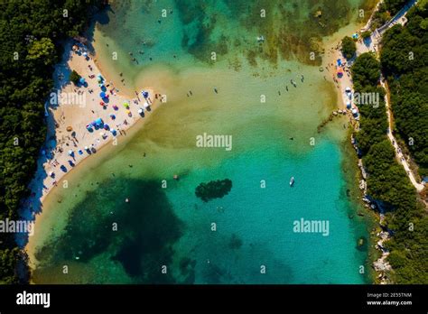 Vista aerea della spiaggia di Bella Vraka con le sue acque cristalline