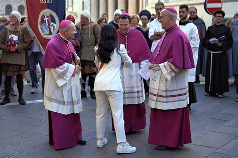Foto di fedeli con animali durante un corteo religioso