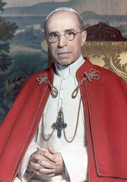 Infografica che illustra le influenze storiche e caratteriali su Pio XIII (Pio XII, Benedetto XVI, Francesco)