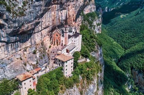 Santuario della Madonna delle Grotte di Antrodoco incastonato nella roccia