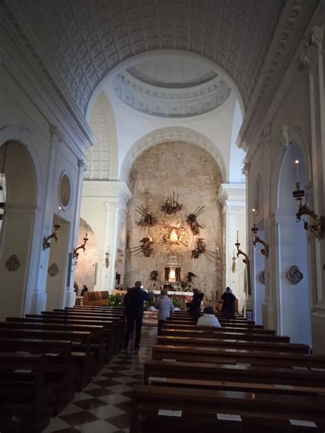 Interno del Santuario della Madonna delle Grotte con l'altare incastonato nella roccia e l'affresco della Vergine