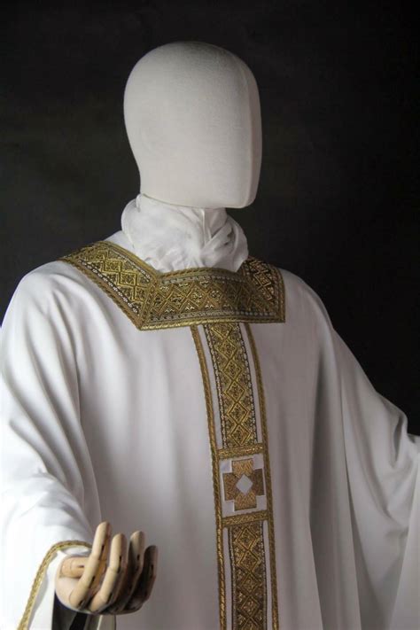 Collage di diverse vesti liturgiche indossate dai ministranti: camice, cotta, abito talare.