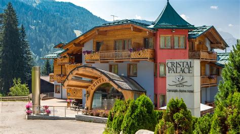 Veduta panoramica dell'hotel Cristal Palace a Madonna di Campiglio, immerso nel paesaggio montano