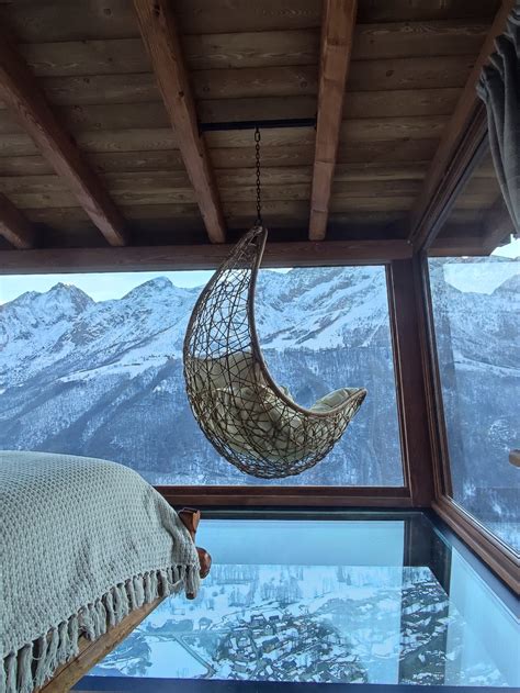 Interno di una camera d'hotel lussuosa con vista sulle montagne