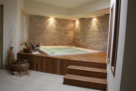 Interno di una spa moderna con piscina idromassaggio e sauna