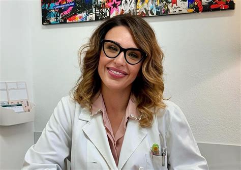 Ritratto fotografico della Dottoressa Simona Basile e panoramica degli ambienti moderni del centro medico