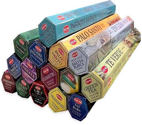 Assortimento di incensi in grani con etichette dei diversi tipi