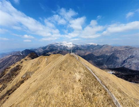 Vista panoramica dalla Punta Almana con Lago d'Iseo e crinale