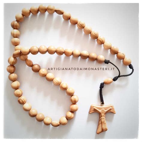 Un rosario con grani in legno